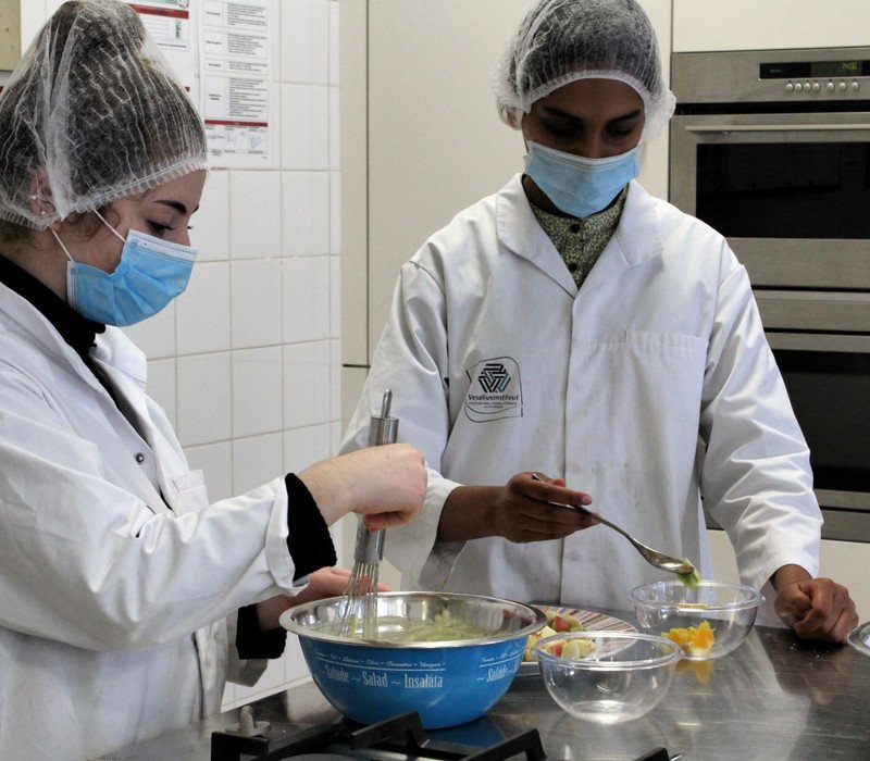 In de kooklessen leert men rekening houden met voedingswaarde en dieetvoorschriften.